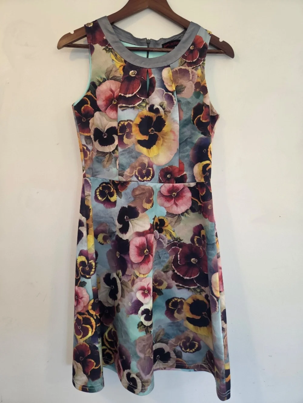Pansy floral dress 8 sleeveless fit/flare key hole neck satin trim event summer - Picture 2 of 12